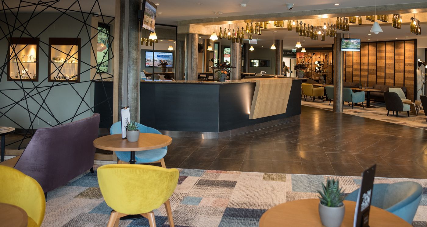 Hotel-Everness--Signature-Collection-Bar-5