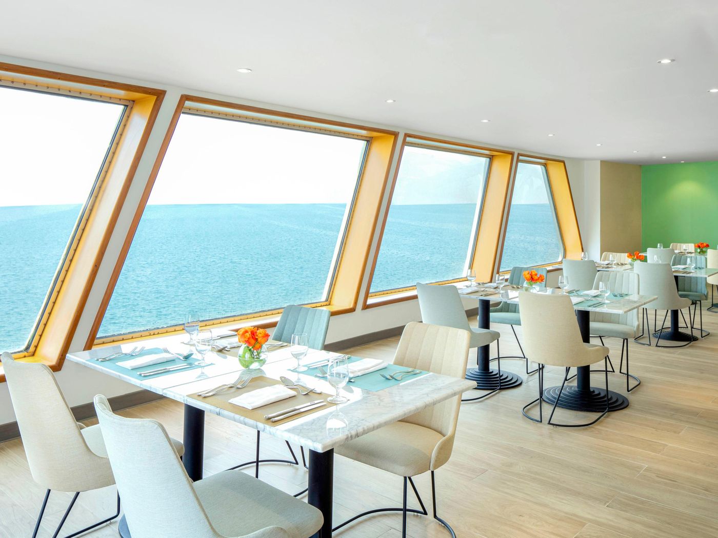 Queen-Elizabeth-2-Hotel-Restaurant-58