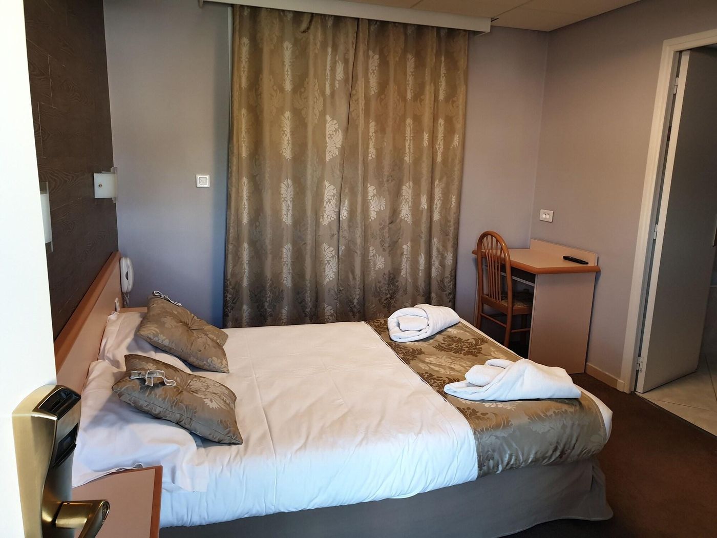 Hotel Les Cigalons-France-MARSEILLE-Room-5