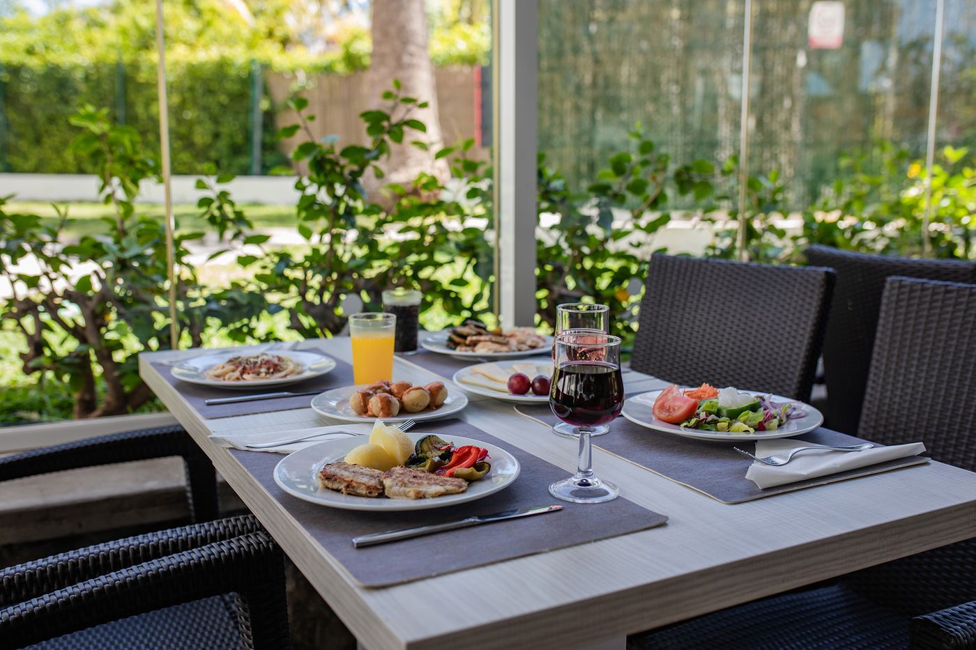 Servatur-Waikiki-Restaurant-81