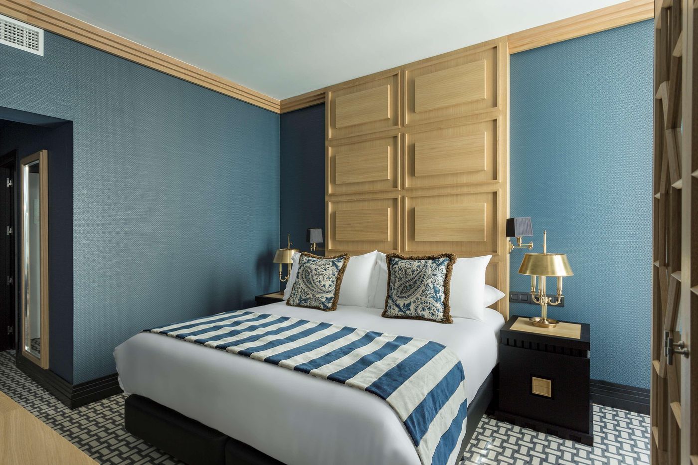 Room-Mate-Alba-Room-12