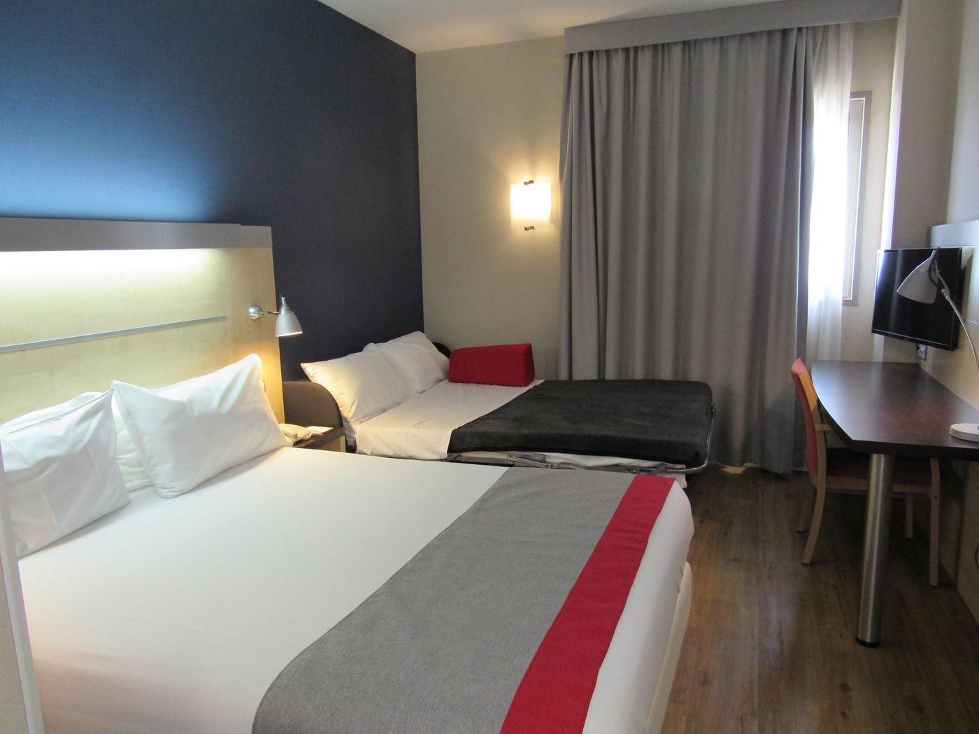 Holiday-Inn-Express-Malaga-Airport-Room-5