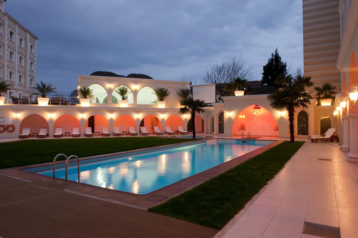 Holiday-Inn--Istanbul-City-Pool-11