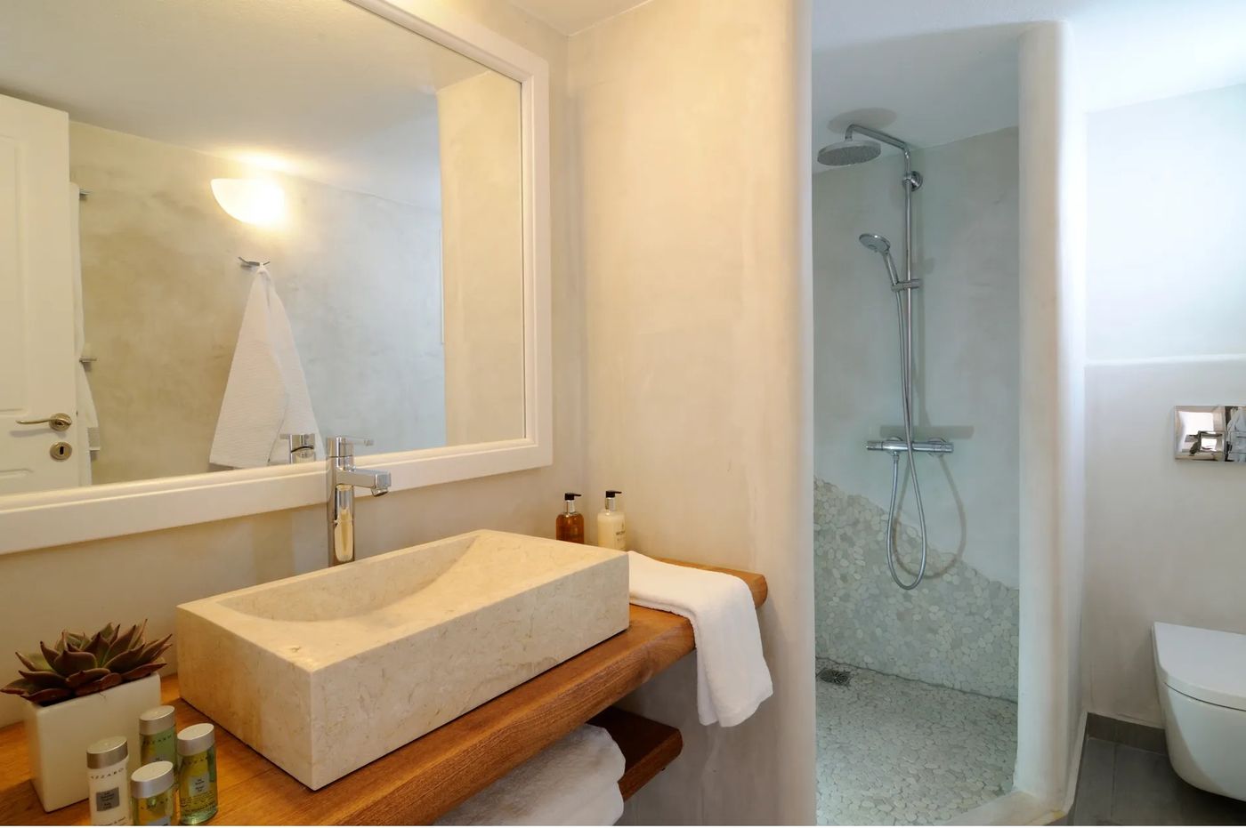 Aqua-Luxury-Suites-Room-46