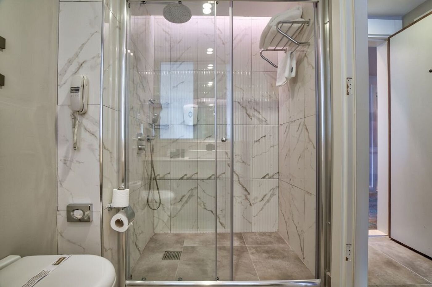 Side-Crown-Sunshine-Room-26