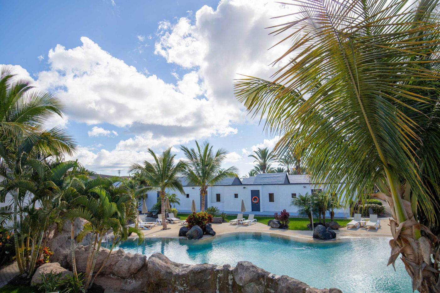 R2 Romantic Fantasia Dreams & Suites Hotel