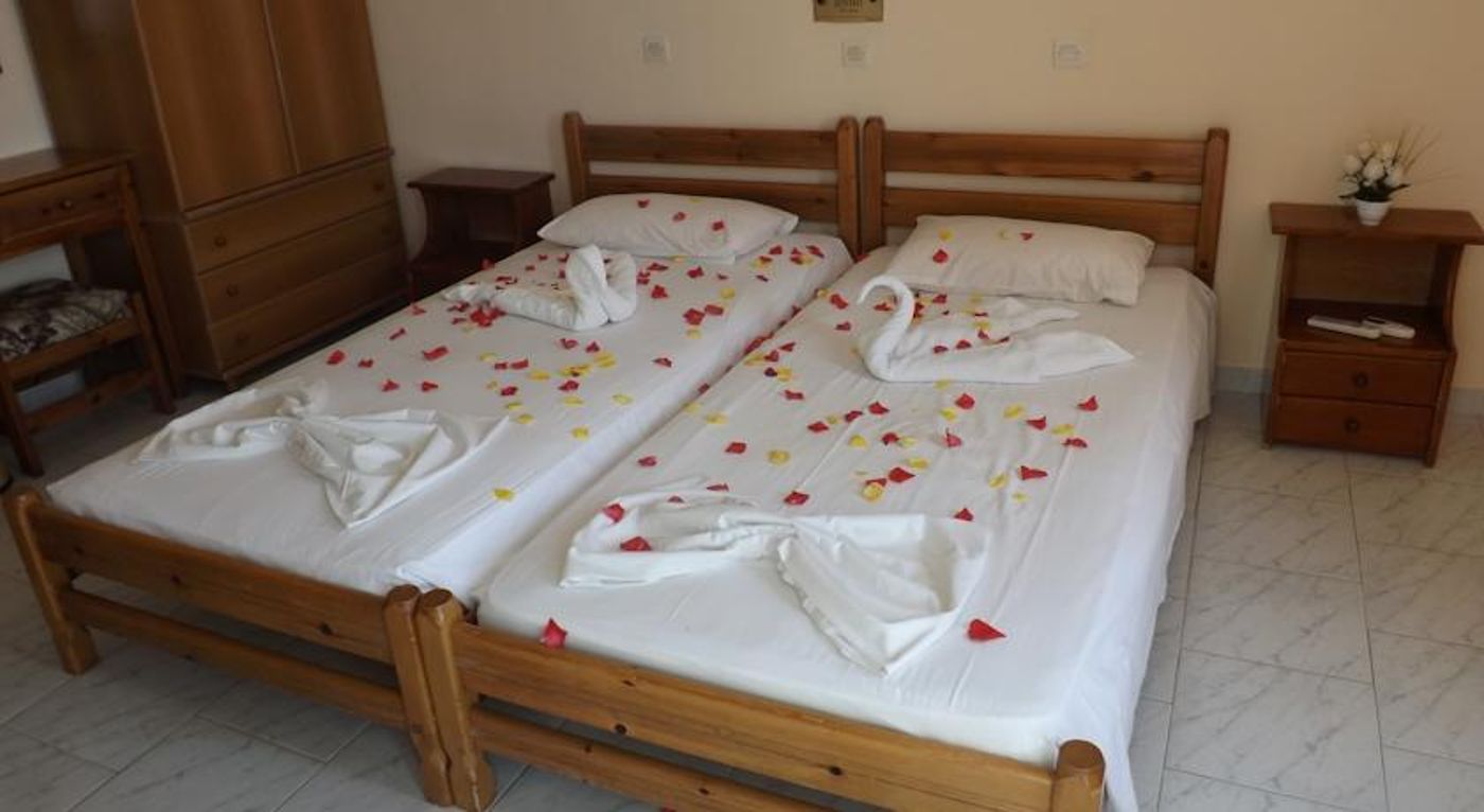 Leonidas Hotel And Studios