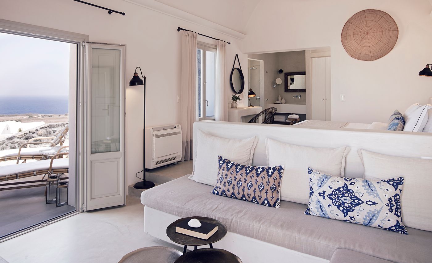 Santo-Maris-Oia--Luxury-Suites---Spa-Room-30