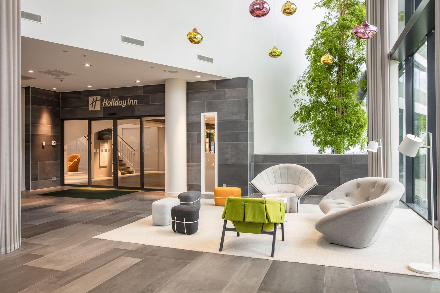 Holiday-Inn-Express-Amsterdam-Arena-Towers-Lobby-4