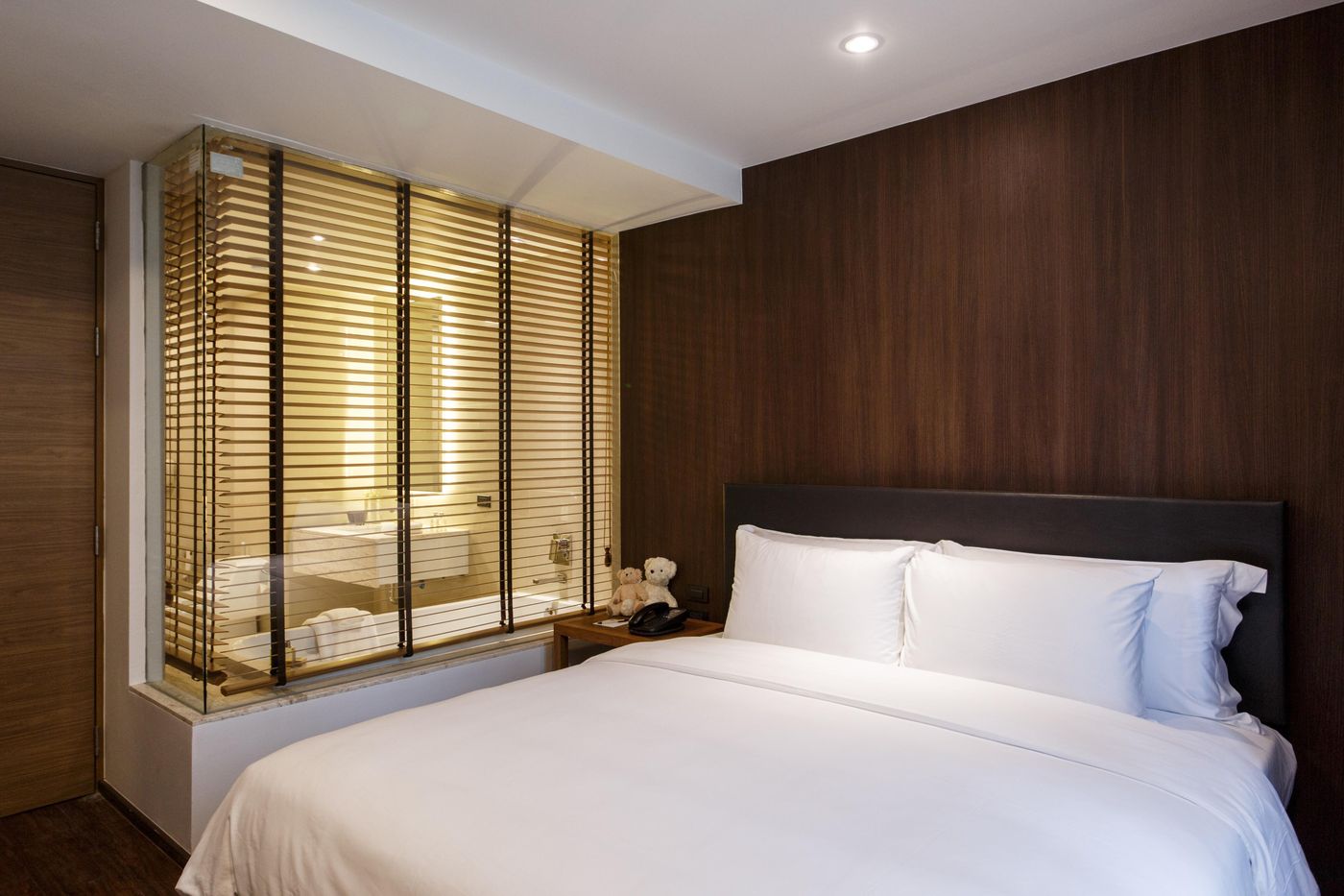 Lit-Bangkok-Hotel-Room-11
