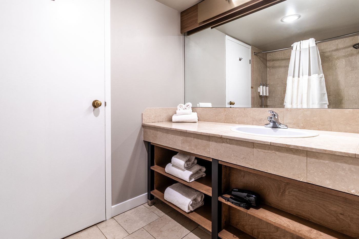 Atrium-Hotel-Vancouver-Room-54