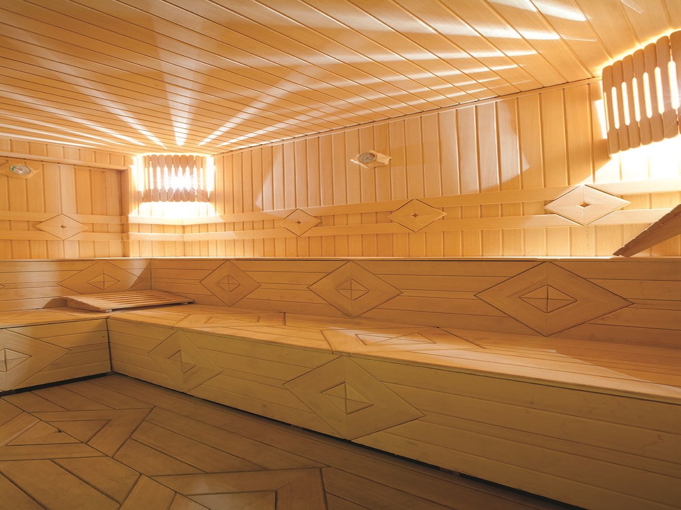 Malibu-Beach-Hotel-Sports-and-Entertainment-36