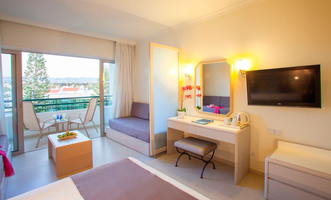 Louis-Imperial-Beach-Room-24