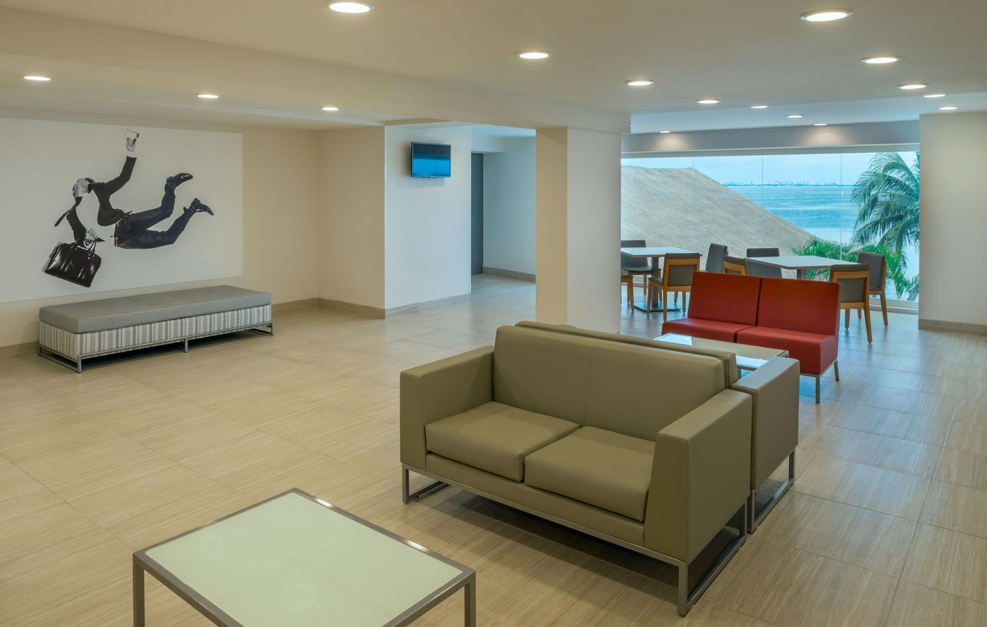 Real-Inn-Cancun-Lobby-64