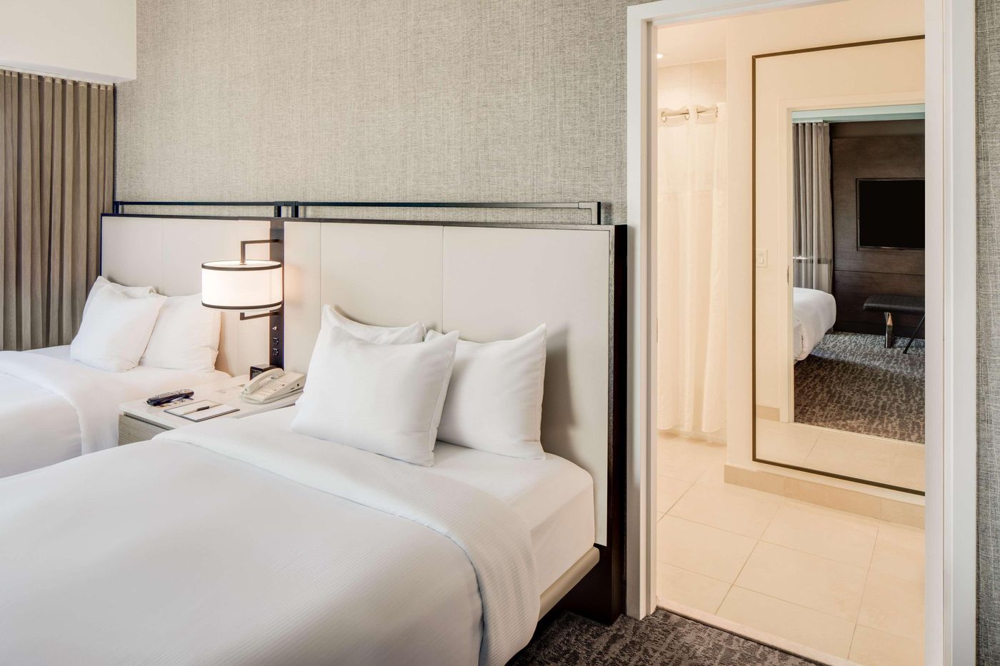 Doubletree-Hotel-Jersey-City-Room-20