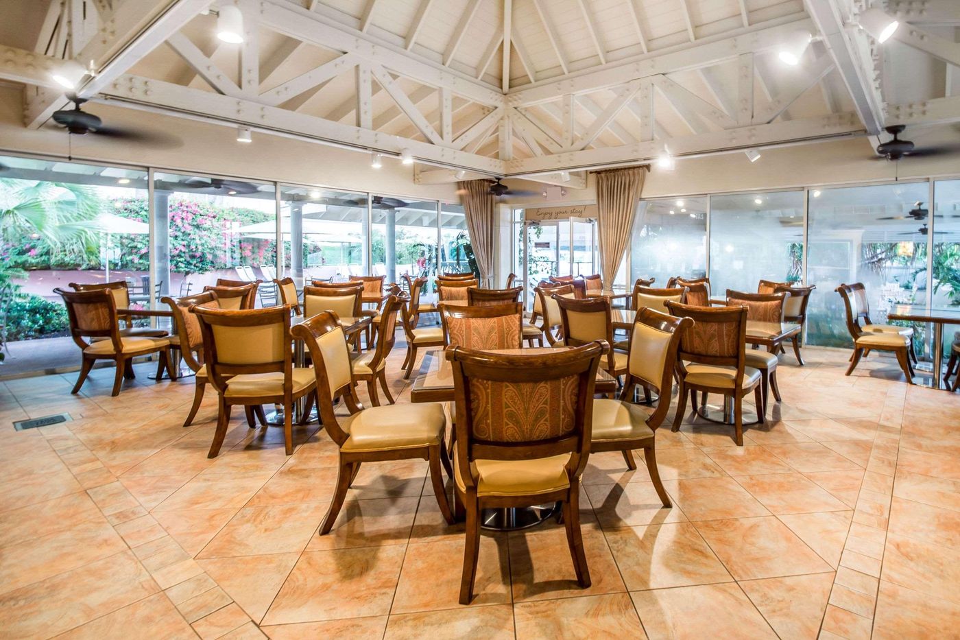 Comfort-Suites-Paradise-Island-Restaurant-35