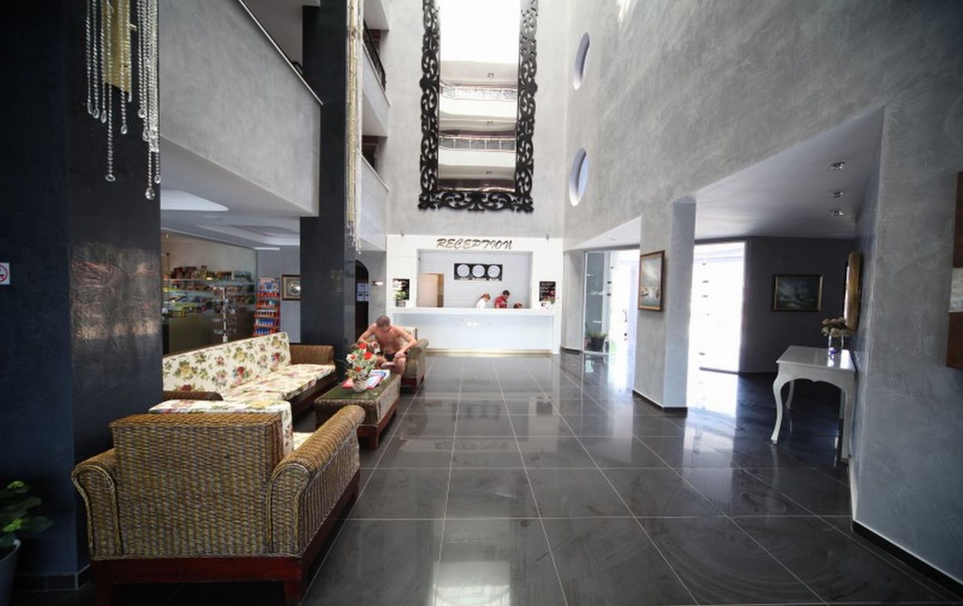 Club-Viva-Hotel-and-Apartments-Lobby-20