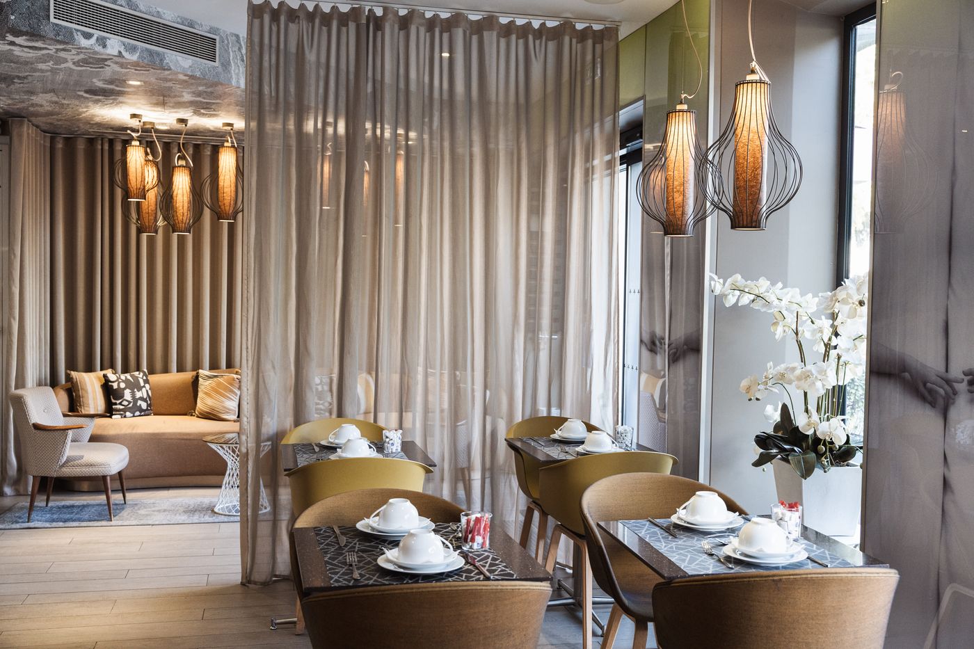 Hotel-Eiffel-Segur-Lobby-14