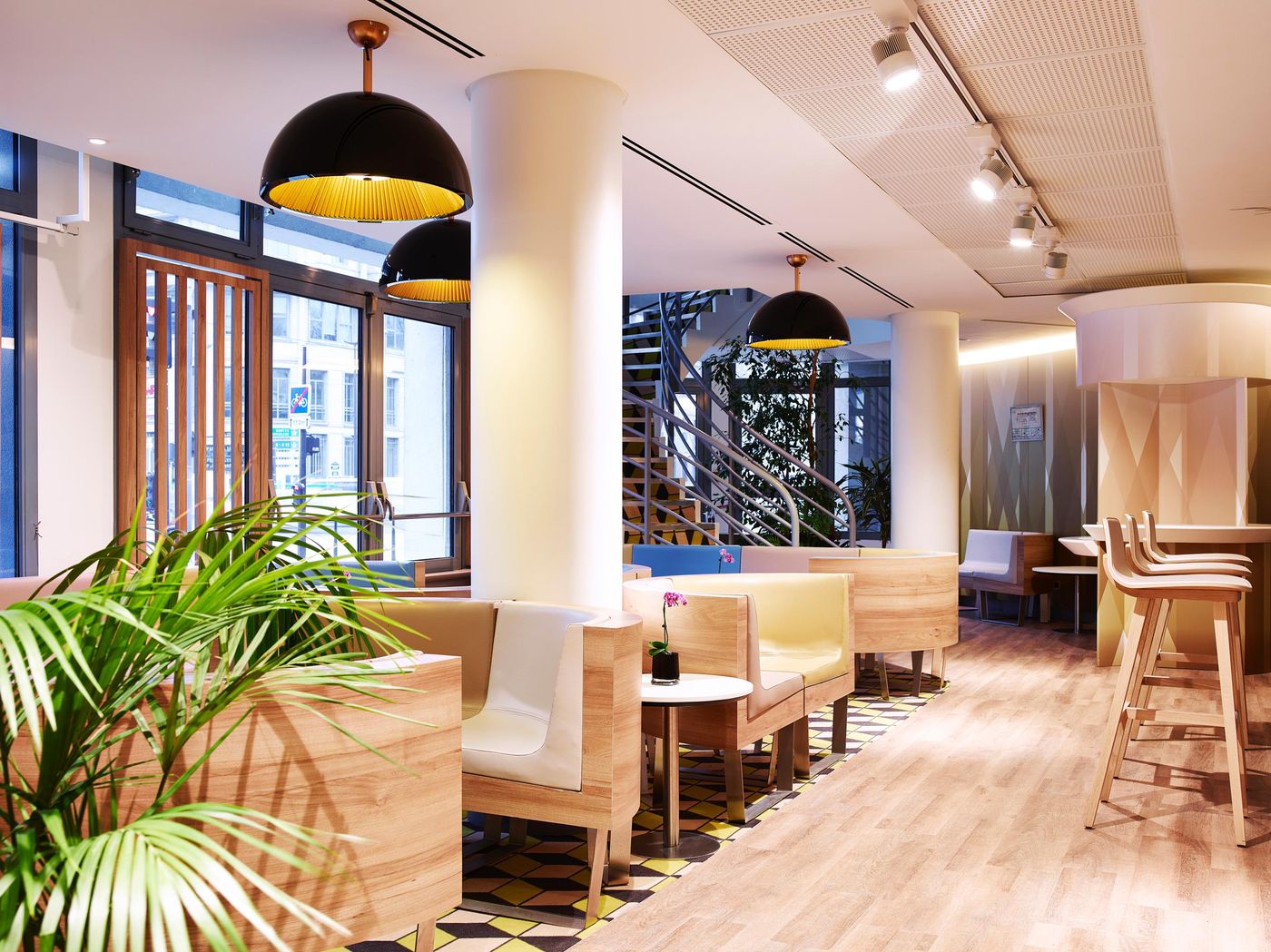 Median-Paris-Porte-de-Versailles-Lobby-2