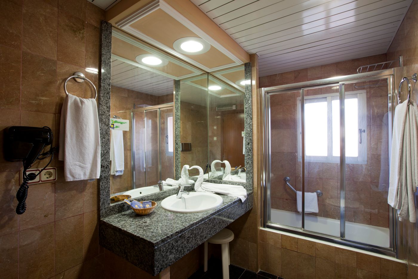 cabana-hotel-bathroom