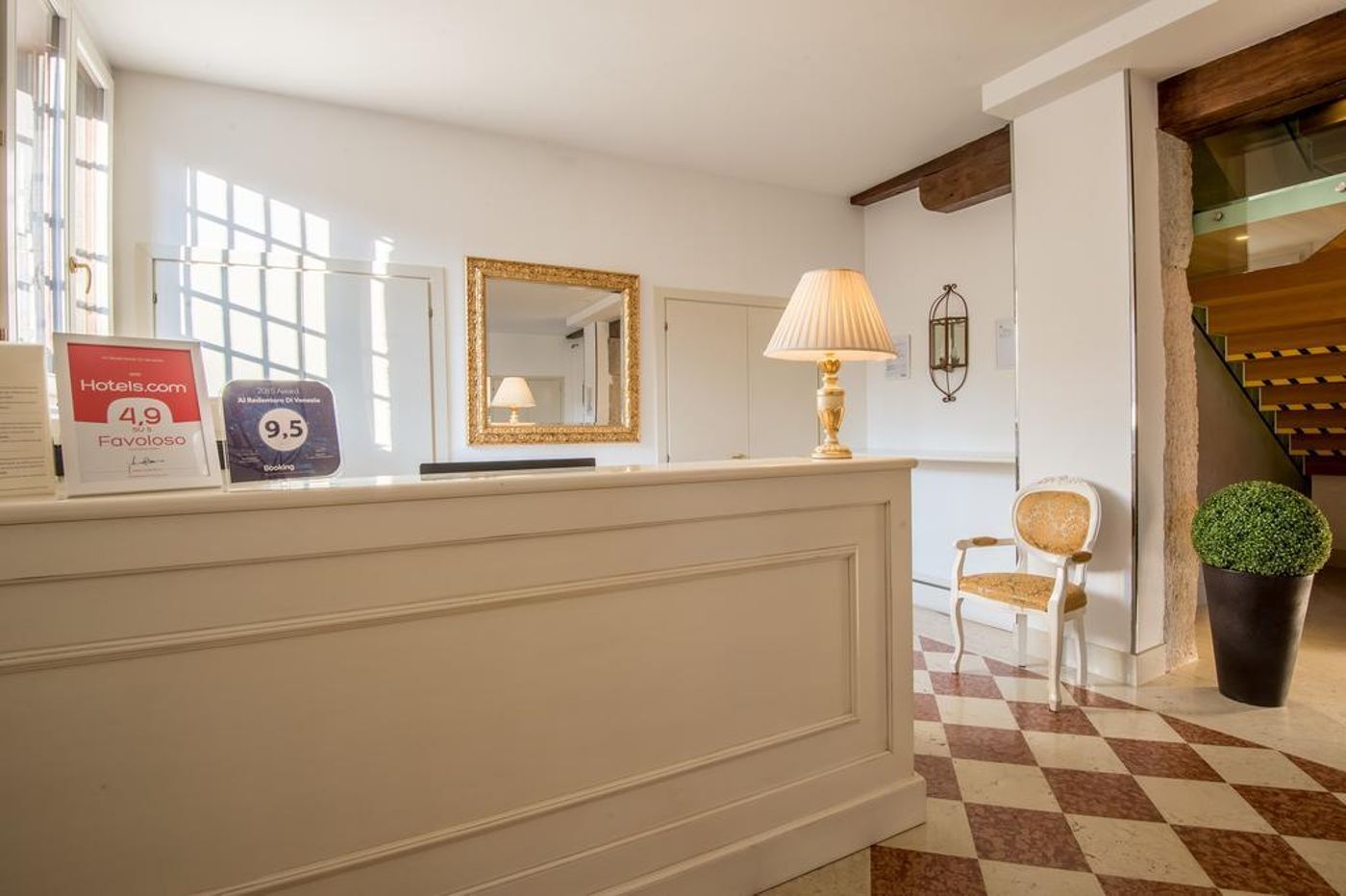 Al-Redentore-di-Venezia-Lobby-1