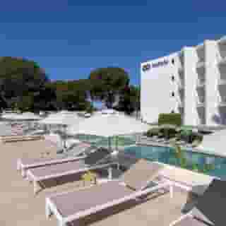 HM Isabela – Adults Only (18+), 2 of 6