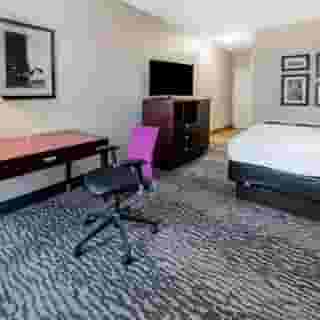 La Quinta Inn & Suites by Wyndham Dfw Airport West - Bedford, 3 of 6