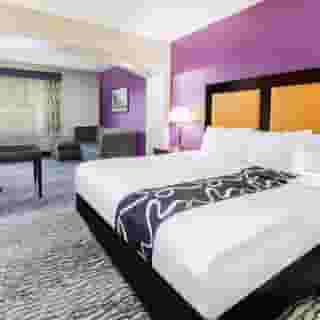 La Quinta Inn & Suites by Wyndham Dfw Airport West - Bedford, 1 of 6