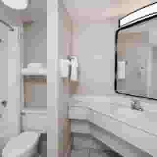 Days Inn & Suites by Wyndham Arlington Heights, 1 of 6