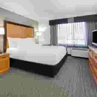 La Quinta Inn & Suites by Wyndham Dallas - Addison Galleria, 1 of 6