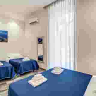 Napoli's Gold Hotel, 5 of 6