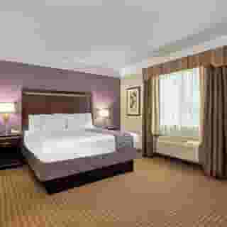 La Quinta Inn & Suites by Wyndham Cleburne, 2 of 6