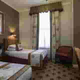 London Lodge, 4 of 6