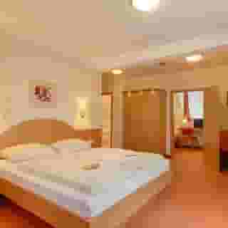 Hotel Kriemhild am Hirschgarten, 3 of 6