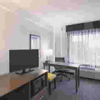 La Quinta Inn & Suites by Wyndham Austin Airport, 2 of 6