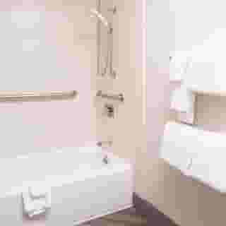 La Quinta Inn & Suites by Wyndham Dfw Airport South / Irving, 1 of 6
