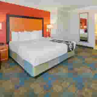La Quinta Inn & Suites by Wyndham Irvine Spectrum, 2 of 6