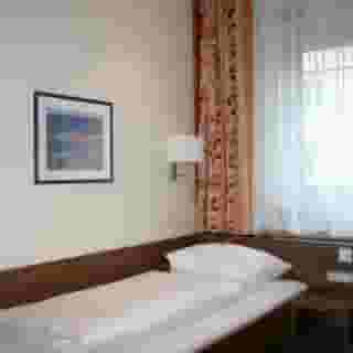 Minotel Hauser, 3 of 6