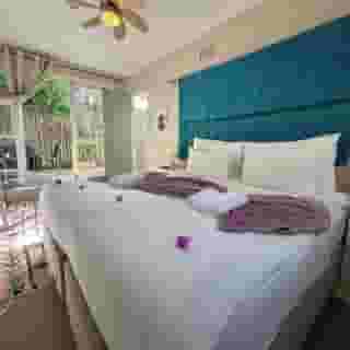 The Big Luxury Backpackers, 4 of 6