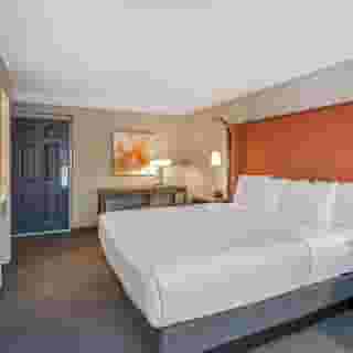 La Quinta Inn & Suites by Wyndham San Francisco Airport N, 2 of 6