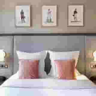 Warwick Reine Astrid - Lyon, 5 of 5