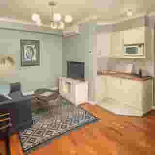 Queen's Court Hotel and Residence, 4 of 5