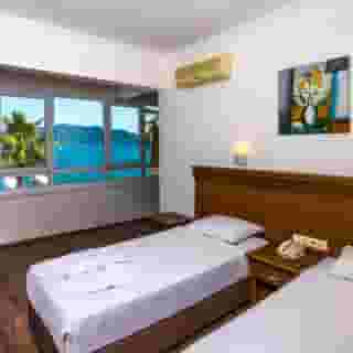 Honeymoon Hotel, 4 of 5