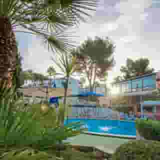 Ona Aucanada Club, 1 of 5