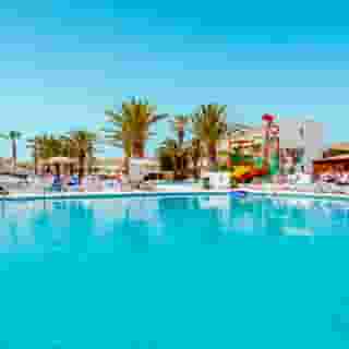 Globales Los Delfines, 4 of 5