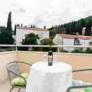 Nikola Apartments, 1 of 5