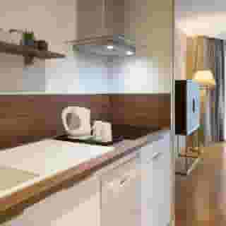 Warwick Reine Astrid - Lyon, 2 of 5