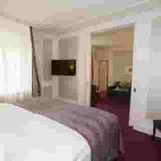 The Dufour, Suites & Rooms by Hotel Schweizerhof, 4 of 5