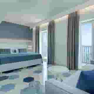 Lloyd's Baia, 4 of 5