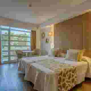 Ona Palmira Paguera, 2 of 5